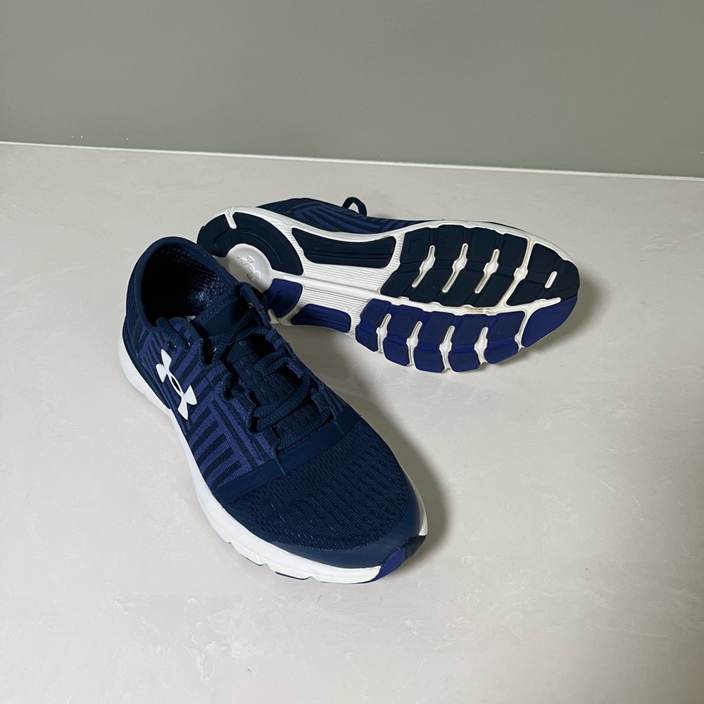 Under armor Like New sneaker, perfect condition size 6 navy